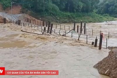 Mưa lũ cuốn trôi cầu tạm, gần 1.400 người dân bị cô lập