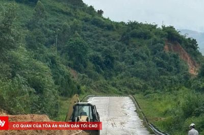 Sạt lở đất đá gây ách tắc Quốc lộ 40B