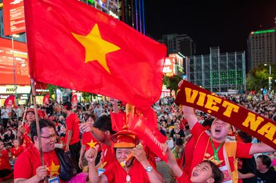 CĐV Việt Nam vỡ òa khi đội tuyển vào chung kết ASEAN Cup 2026 chạm trán Thái Lan