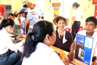 Cán bộ gần dân, xóa bỏ dần trở ngại về khoảng cách, công nghệ cùng tâm lý e ngại cho dân