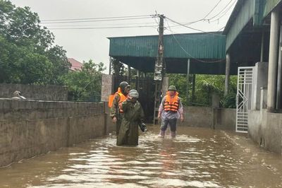 Mưa lớn ở miền Trung, nước tràn vào nhà dân, nhiều bản làng bị chia cắt