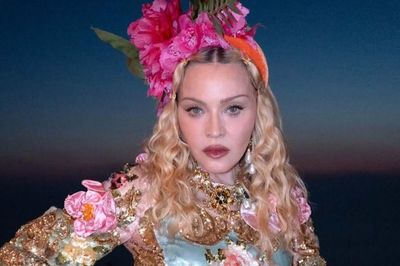 Madonna lộng lẫy trong thiết kế váy mạ vàng mừng sinh nhật tuổi mới