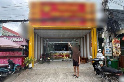 Nam sinh vào tiệm vờ hỏi mua lắc tay bằng vàng và diễn biến đáng sợ tiếp đó khiến người quản lý phải báo Công an