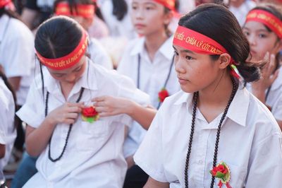 Học sinh xúc động với nghi thức bông hồng cài áo trong lễ Vu Lan