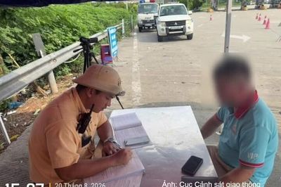 Xử phạt tài xế sử dụng điện thoại khi điều khiển xe khách trên cao tốc