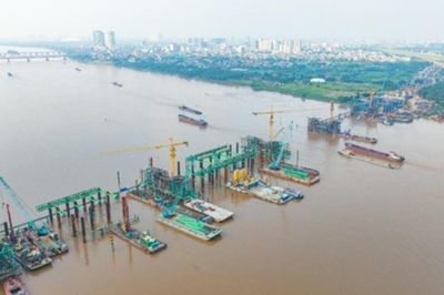 Những khoảnh khắc thi công vượt lũ sông Hồng ở 'siêu cầu' Trần Hưng Đạo