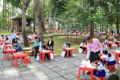 150 học sinh Mỹ Hòa Hưng vẽ tranh về Bác Tôn