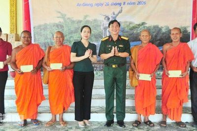 Sư đoàn 4 tặng quà người có uy tín, chức sắc tại Hòn Đất