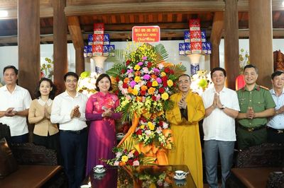 Phó Chủ tịch Thường trực HĐND tỉnh Trần Thị Hằng thăm, tặng quà nhân Đại lễ Vu Lan tại chùa Hàm Long