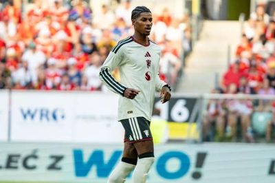 Marcus Rashford phàn nàn về truyền thông khi được Jamie Carragher bảo vệ trước Gary Neville