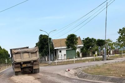 Tạm dừng lưu thông ô tô để sửa chữa đoạn đường qua đập dâng Văn Phong