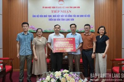 Tiếp nhận kinh phí ủng hộ xóa nhà tạm, nhà dột nát và công tác an sinh xã hội