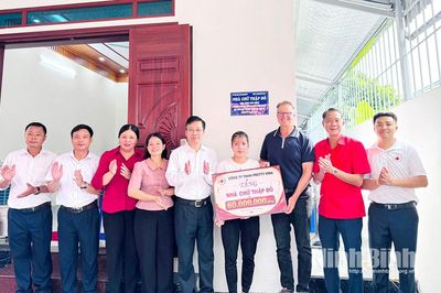Khánh thành, bàn giao Nhà Chữ thập đỏ cho gia đình có hoàn cảnh khó khăn ở phường Đồng Văn