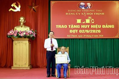 Phó Chủ tịch UBND tỉnh Quách Tất Liêm trao Huy hiệu Đảng tặng đảng viên Đảng bộ xã Hội Thịnh