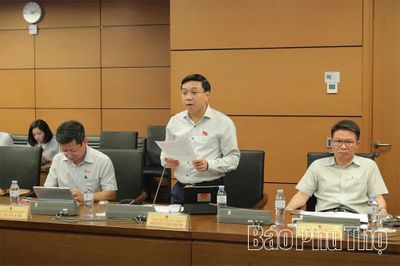 Đại biểu Quốc hội tỉnh Phú Thọ thảo luận tại tổ về một số dự án luật