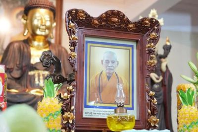 Hà Nội: Chư tôn đức đại diện 18 trường hạ dâng hương, đảnh lễ Giác linh Đức Đệ tam Pháp chủ GHPGVN