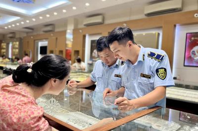 Hà Nội tăng cường kiểm tra, xử lý vi phạm trên thị trường vàng, bạc, ngoại tệ
