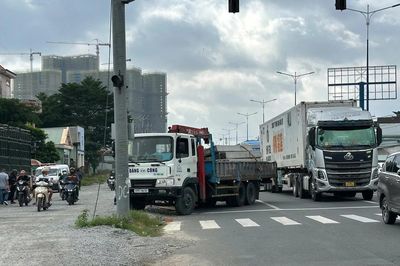 TP.HCM: Xe tải tông 2 xe máy, 3 người thương vong