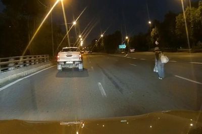 Thót tim khoảnh khắc ô tô đánh lái gấp tránh người đứng giữa cao tốc