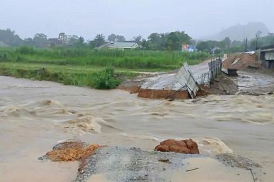 Mưa lớn gây ngập úng, chia cắt nhiều tuyến đường ở Nghệ An, Hà Tĩnh