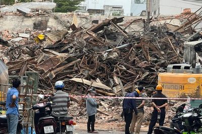 Phá dỡ phần giữa trung tâm thương mại Biên Hòa sau vụ cháy