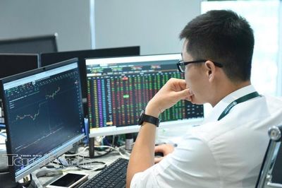 Chứng khoán ngày 20/8: VN-Index lấy lại sắc xanh, thanh khoản tiếp tục suy giảm