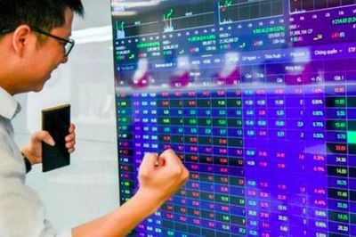 VN-Index tăng hơn 7 điểm, VIC tiếp tục nâng đỡ thị trường
