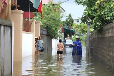 Mưa lớn gây ngập úng cục bộ tại nhiều xã ven biển Hà Tĩnh, Nghệ An