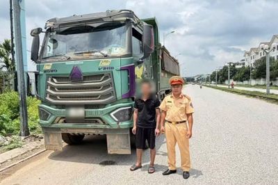 Dùng điện thoại khi lái xe, tài xế xe tải bị phạt 5 triệu