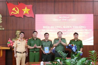 Khen thưởng các tập thể, cá nhân phá chuyên án ma túy xuyên quốc gia