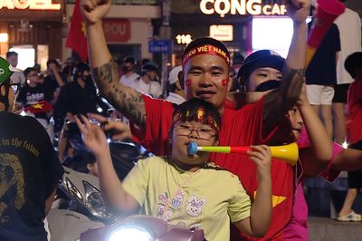 Người hâm mộ Hà Nội ăn mừng tuyển Việt Nam vào chung kết