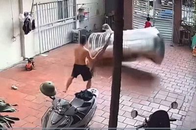 Thót tim vụ téc nước tầng 6 rơi xuống nhà dân - hiển họa từ các công trình cẩu thả