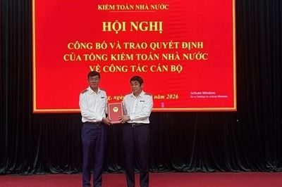 Trao Quyết định về công tác cán bộ tại Kiểm toán nhà nước khu vực III