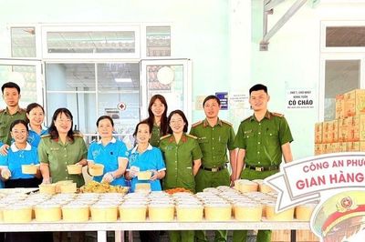 Ấm áp nghĩa tình những suất ăn gửi đến bệnh viện của Công an tỉnh Lâm Đồng