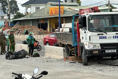 Xe tải cẩu tông liên tiếp hai xe máy trên Quốc lộ 13 khiến 3 người thương vong
