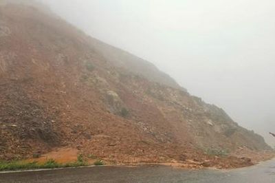 Đất đá tiếp tục đổ xuống, đường tránh đèo Măng Rơi bị chia cắt