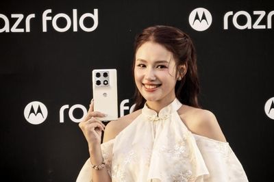 Cận cảnh Motorola Razr Fold, smartphone gập ngang giá gần 50 triệu đồng