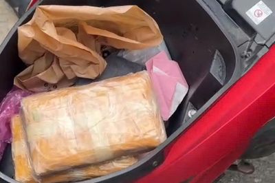 CSGT vây bắt 2 thiếu niên đi xe không biển số, vận chuyển 12.000 viên ma túy