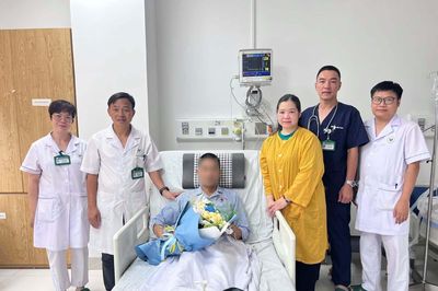 Nam bệnh nhân nguy kịch vì COVID-19, hồi phục sau gần 30 ngày điều trị