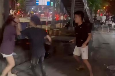 Xác minh clip nhóm nam nữ cầm hung khí hỗn chiến giữa phố Hà Nội