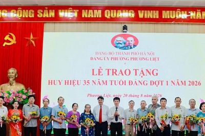 Gần 200 đảng viên phường Phương Liệt được trao tặng Huy hiệu Đảng