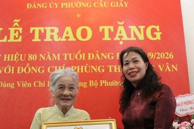Cầu Giấy trao tặng Huy hiệu 80 năm tuổi Đảng cho đảng viên lão thành