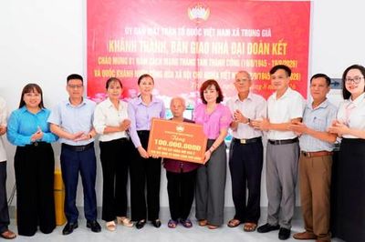 Xã Trung Giã bàn giao 3 nhà Đại đoàn kết dịp 2-9