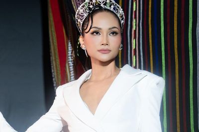 H'Hen Niê đội vương miện xuất hiện sau tấm rèm thổ cẩm, câu chuyện đằng sau gây chú ý