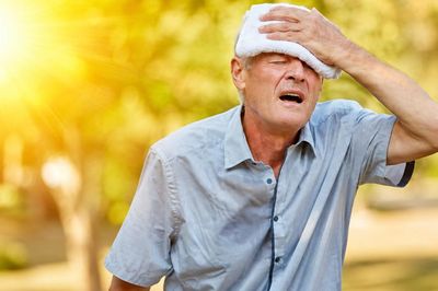 Sau tuổi 60, cơ thể dễ bị sốc nhiệt trong ngày nắng nóng: 4 dấu hiệu không nên bỏ qua