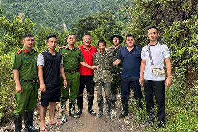 Bắt đối tượng bị truy nã tội giết người trốn trong rừng sâu
