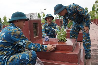 Bộ đội Quân chủng Phòng không - Không quân chuẩn bị lấy mẫu hài cốt liệt sĩ chưa xác định được danh tính