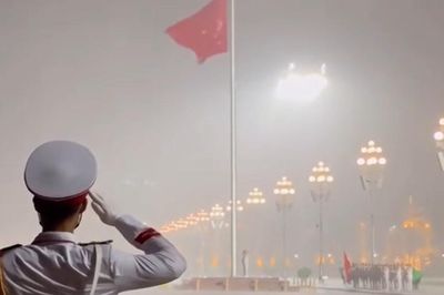 Khoảnh khắc lễ hạ cờ giữa cơn mưa lớn ở Quảng trường Ba Đình gây sốt