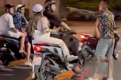 Cảnh ô tô đánh lái né người đi bộ giữa cao tốc khiến nhiều người thót tim