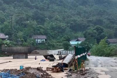 Mưa lớn gây thiệt hại nặng cho miền Trung, xuất hiện hàng trăm điểm nguy cơ lũ quét